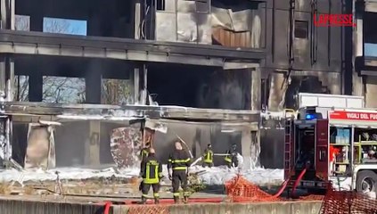 Roma, incendio in edificio abbandonato: i vigili del fuoco al lavoro