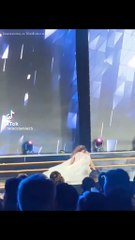 Reina se fue al piso durante desfile de pasarela