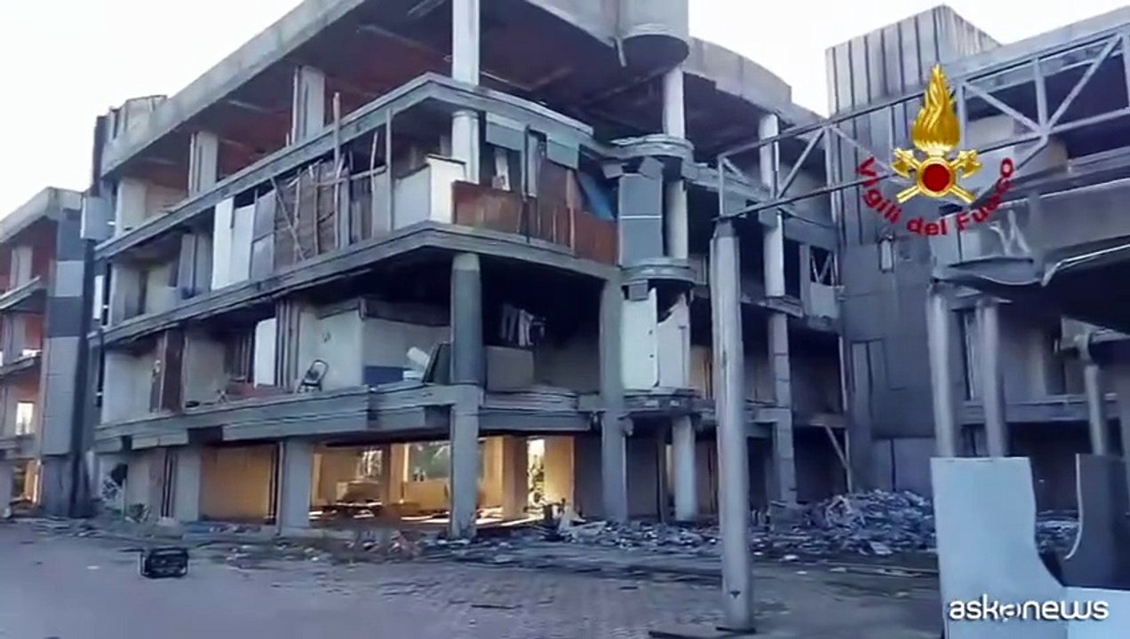 Incendio in un edificio occupato a Roma, immagini dei vigili del fuoco