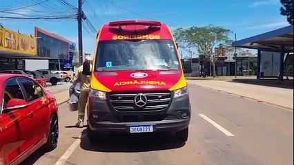 Mulher é atropelada por carro que saía da garagem, na Avenida Brasil