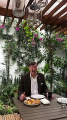 Landau prueba este icónico sabor boliviano, destacando el respeto y la admiración por la rica cultura de Bolivia.