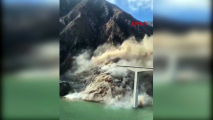 Çin'de köprü kısmen çöktü