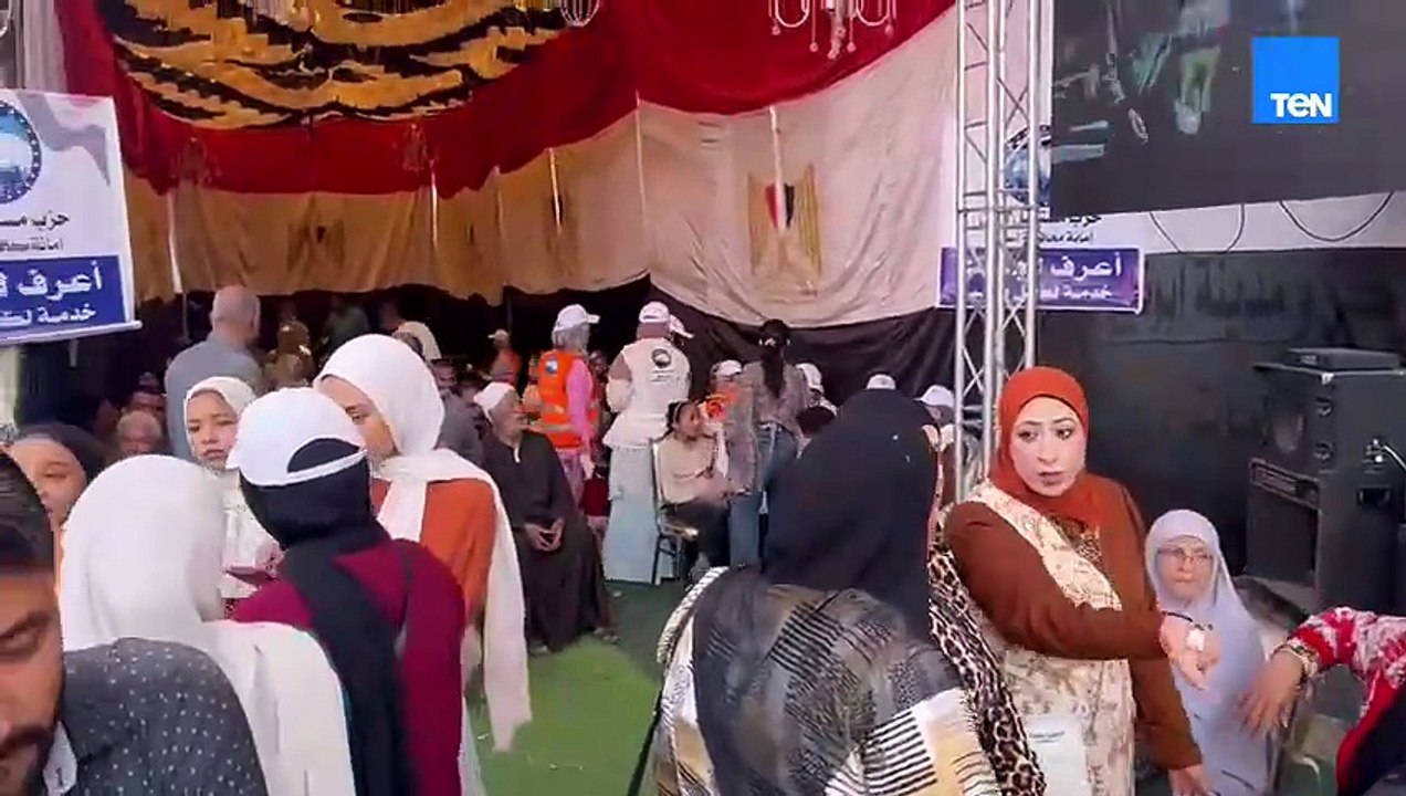 زحام الناخبين أمام لجنة مجلس مدينة أبوتيج بأسيوط منذ الساعة الأولى لليوم الثاني للتصويت