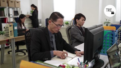 Mientras España lucha por homologar la jornada laboral híbrida, China sorprende por una tendencia en auge: pagar para simular trabajar en una oficina