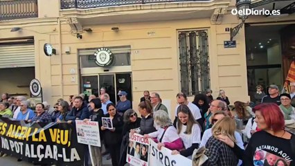 Las víctimas reciben con pitos y silbidos las primeras palabras de Mazón en la comisión de investigación