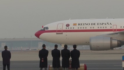 EL REY FELIPE y la REINA LETIZIA llegan a PEKÍN en su VISITA a CHINA