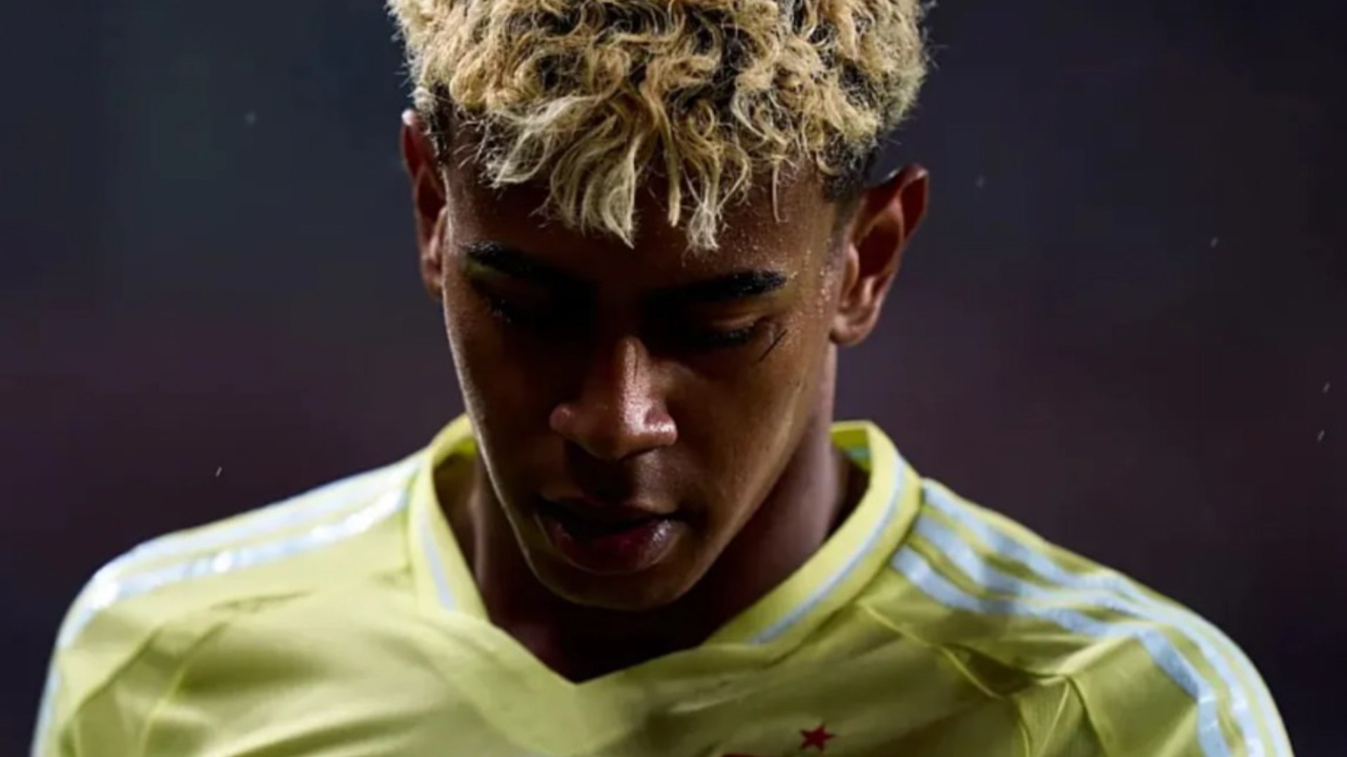 El motivo de la pol�mica radica en que el Bar�a someti� a Lamine Yamal a un "procedimiento invasivo de radiofrecuencia" el lunes por la ma�ana, justo el d�a en que comenzaba la concentraci�n de la selecci�n, sin informar previamente a los m�dicos federativos. El objetivo del tratamiento era tratar su pubalgia, pero los m�dicos del club enviaron, ya con el jugador en Madrid, un informe en el que recomendaban reposo de entre 7 y 10 d�as.

La secuencia de los hechos fue la siguiente: el domingo por la noche, Lamine disputa pr�cticamente todo el partido en Vigo. A la ma�ana siguiente, se somete al procedimiento de radiofrecuencia, y la Federaci�n se entera a las 13:47. Por la tarde, el jugador viaja a Madrid y se concentra en la Ciudad del F�tbol. Sin embargo, no fue hasta las 22:40 que los m�dicos de la selecci�n recibieron el informe de sus colegas del Bar�a, donde se detallaba el tratamiento y la recomendaci�n de reposo.

Tras una noche de m�xima tensi�n, esta ma�ana se decidi� desconvocar a Lamine y que regresara a Barcelona.

En su comunicado, la Real Federaci�n Espa�ola de F�tbol subray�: "Ante esta situaci�n, y priorizando la salud, seguridad y bienestar del jugador, hemos decidido liberarlo de la presente convocatoria. Confiamos en que evolucione favorablemente y le deseamos una pronta y completa recuperaci�n". Aunque no se menciona al Bar�a, el comunicado refleja de manera clara la fricci�n que ha generado este conflicto.