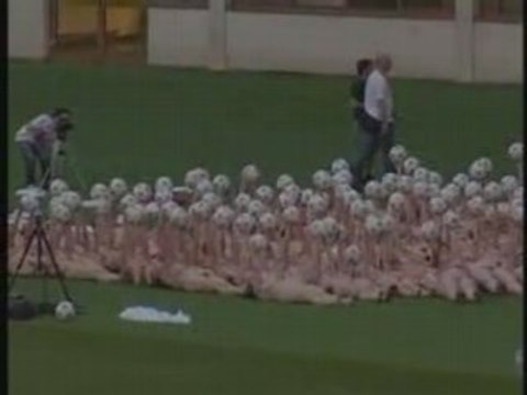 1 840 personnes nues dans un stade!