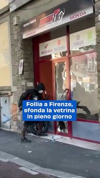 Follia a Firenze: Uomo Distrugge Vetrina di Concessionaria Moto con Aspirapolvere e Minaccia Passanti con Coltello