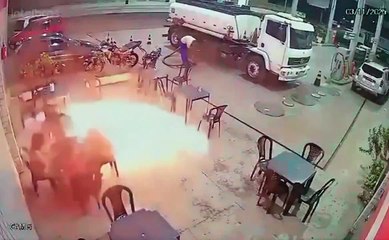 Au Brésil, un homme a provoqué un incendie dans une station-service après avoir allumé une cigarette, manquant de peu de faire exploser un camion-citerne.
