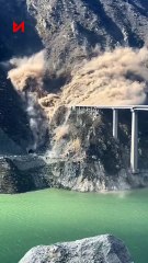 En Chine, un pont s’est partiellement effondré à Hongdi à la suite d’un éboulement sur une montagne voisine.