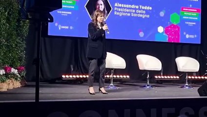 Sassari, la presidente Alessandra Todde sul palco di Connessioni future 2025