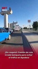 🚍 Automovilistas captaron el momento en que un chofer decidió subirse a la banqueta con todo y pasajeros para “ahorrarse” el tráfico. El video ya circula en redes y ha generado indignación.