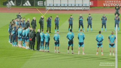 Emotivo minuto de silencio en el entrenamiento de la selección española