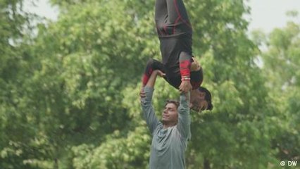 Todo deporte - Jóvenes invidentes en Nueva Delhi superan la discriminación con acroyoga