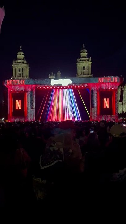 Así comenzó la proyección en el Zócalo del icónico primer concierto de Juan Gabriel en Bellas Artes