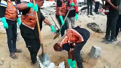 Gazze’de toplu şekilde defnedilen cenazeler kimlik tespiti için mezarlardan çıkarılmaya devam ediyor