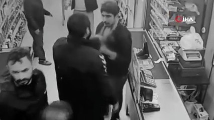 Markette "şeker dökme" diye uyarınca darbedildi: O anlar kamerada