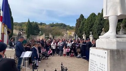 Meynes : Au cimetière les enfants chantent "et pourtant"
