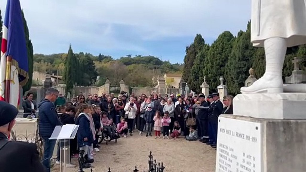 Meynes : Au cimetière les enfants chantent "et pourtant"