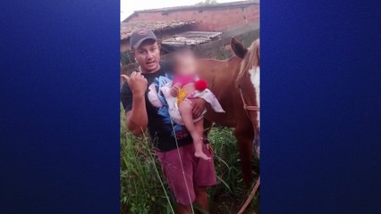 Homem filmado arrastando cavalo em carro se defende: 'Não sabia que não podia'