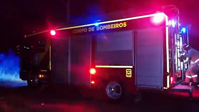 Bombeiros são chamados para combater incêndio em vegetação ao lado do Fórum Eleitoral de Cascavel