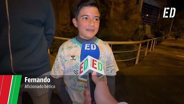 Este es Fernando, el pequeño bético más viral: Lo feliz que se le puede hacer un niño con una cosa tan simple como una entrada