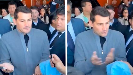 Iker Casillas enfurece contra fans mientras da autógrafos: "No hace falta que me lo digas siete veces"