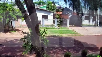 Câmeras flagram homem pulando portão e furtando TV no Bairro Alto Alegre