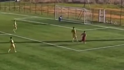 Calcio, serie D: ecco lo spettacolare gol di Riccardo Vitelli, del Montespaccato, contro la Costa Orientale Sarda