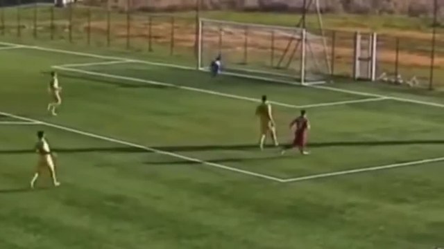 Calcio, serie D: ecco lo spettacolare gol di Riccardo Vitelli, del Montespaccato, contro la Costa Orientale Sarda