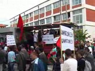 Kosovo: des manifestants jettent des ordures contre la Minuk