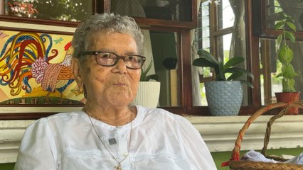 mqn-A sus 102 años, domina la "tablet" con la misma calma con la que teje-121125