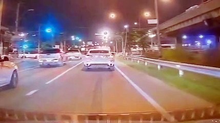 เปิดคลิปนาที SUV ขาว ฝ่าไฟแดงพุ่งชน จยย. - BMW เจ็บเพียบ แยกทุ่งครุ