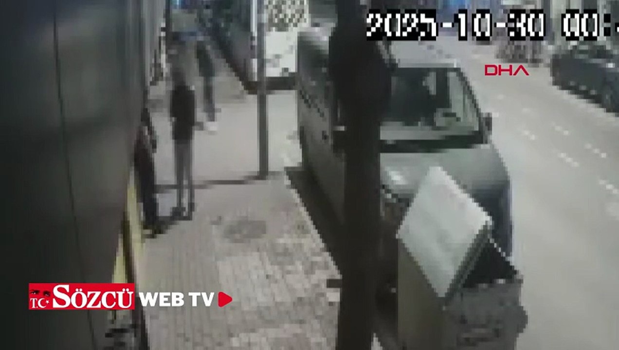 Kaldırımdakilerden kenara çekilmelerini isteyip iş yerine ateş açtı; o anlar kamerada