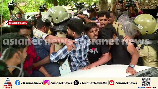 കേരള സർവകലാശാല വൈസ് ചാൻസലറുടെ വാഹനം തടഞ്ഞ് എസ്എഫ്ഐ പ്രവർത്തകർ