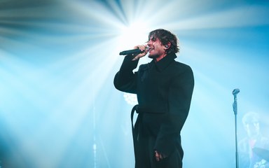 Nei suoi concerti nei teatri Rkomi ci mostra il suo lato più introspettivo (e questo ci piace parecchio)