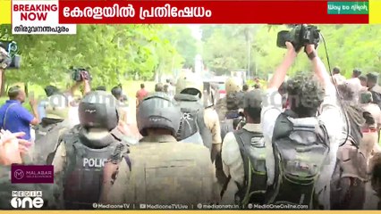 കേരളയിലെ ജാതി അധിക്ഷേപം: വിസിയെ തടഞ്ഞ് SFI, വാഹനത്തെ വിടാതെ പിന്തുടർന്ന് പ്രവർത്തകർ