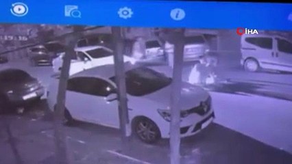 Yolun karşısına geçen adama otomobil çarptı! O anlar kamerada