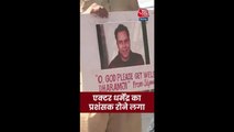 हाथ में धर्मेंद्र का पोस्टर लेकर खड़ा फैन हुआ भावुक; Video