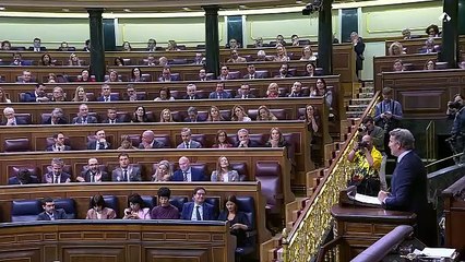 Feijóo tritura con tres preguntas a un Sánchez que presume de política de vivienda en un pleno sobre la corrupción