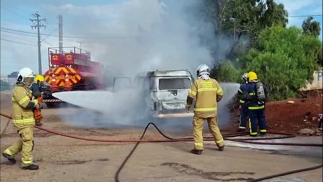 Bombeiros combatem incêndio em veículo na PRc-467, em Cascavel