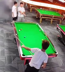 🎱 0 misses, 8 balls, 38s flat, His $100 bet? GONE. 😈 Từ “game addict” thành “bida king” trong 1 cú đánh. Bạn đoán combo mấy băng? Drop số ngay! 👇