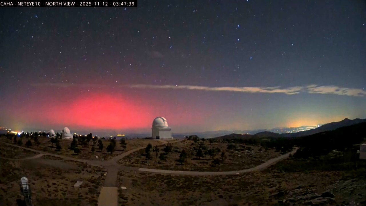 El cielo de Almería se tiñe de rojo: impresionante aurora boreal tras la tormenta solar