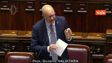Valditara: "Falsità dall'opposizione sui femminicidi, vergogna". Bagarre in Aula alla Camera