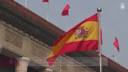 Los Reyes de España hacen una ofrenda floral en el Monumento a los Héroes del Pueblo
