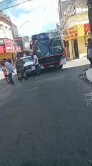 Acidente na Rua do Comércio trava trânsito na manhã desta quarta-feira (12)
