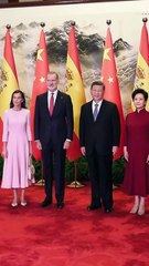 La reina Letizia visita un centro de discapacidad junto a la primera dama de China, Peng Liyuan