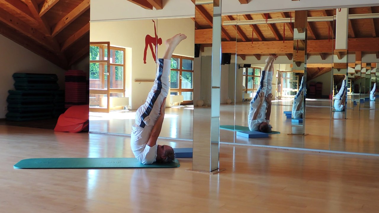 Yoga in der Früh mit Yogalehrer Peter Siegfried Krug im Sportpark  Freilassing