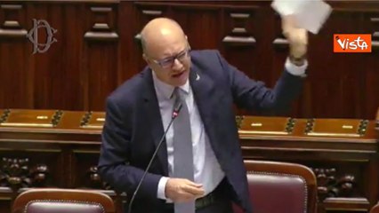 Educazione sessuale a scuola, Valditara: «Falsità sui femminicidi, vergogna». E scoppia la protesta in Aula